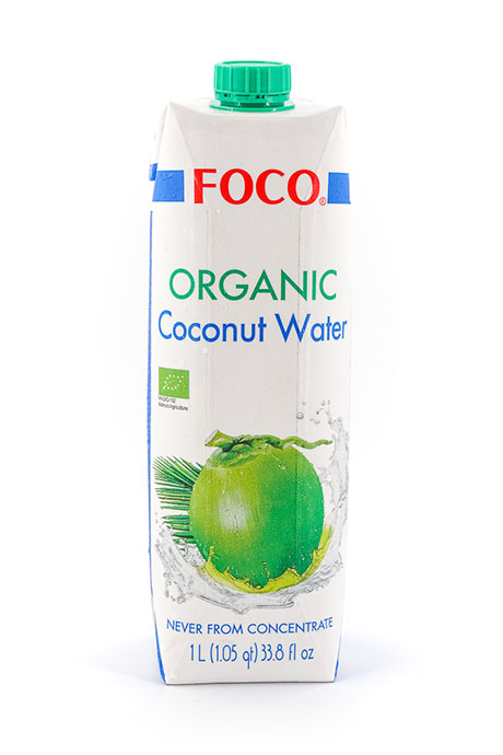 Органическая кокосовая вода FOCO


	Состав: натуральная кокосовая вода 100%
	Объем: 1000 мл

Без сахара и без холестерина. В состав входит 5 электролитов: кальций (Ca), магний (Mg), калий (K), натрий (Na) и фосфор (P) восстанавливают энергию и сил.
Органическая кокосовая вода FOCO &mdash; это вода которую добывают из зеленых молодых кокосов, выращенных на био-плантациях, где ведется постоянный контроль и анализ земель, пальмы не подкармливаются удобрениями, не обрабатываются пестицидами. Всё это помогает получить не только прекрасный напиток, питающий и освежающий, но так же восстанавливающий водно-солевой, минеральный и электролитный баланс в организме.