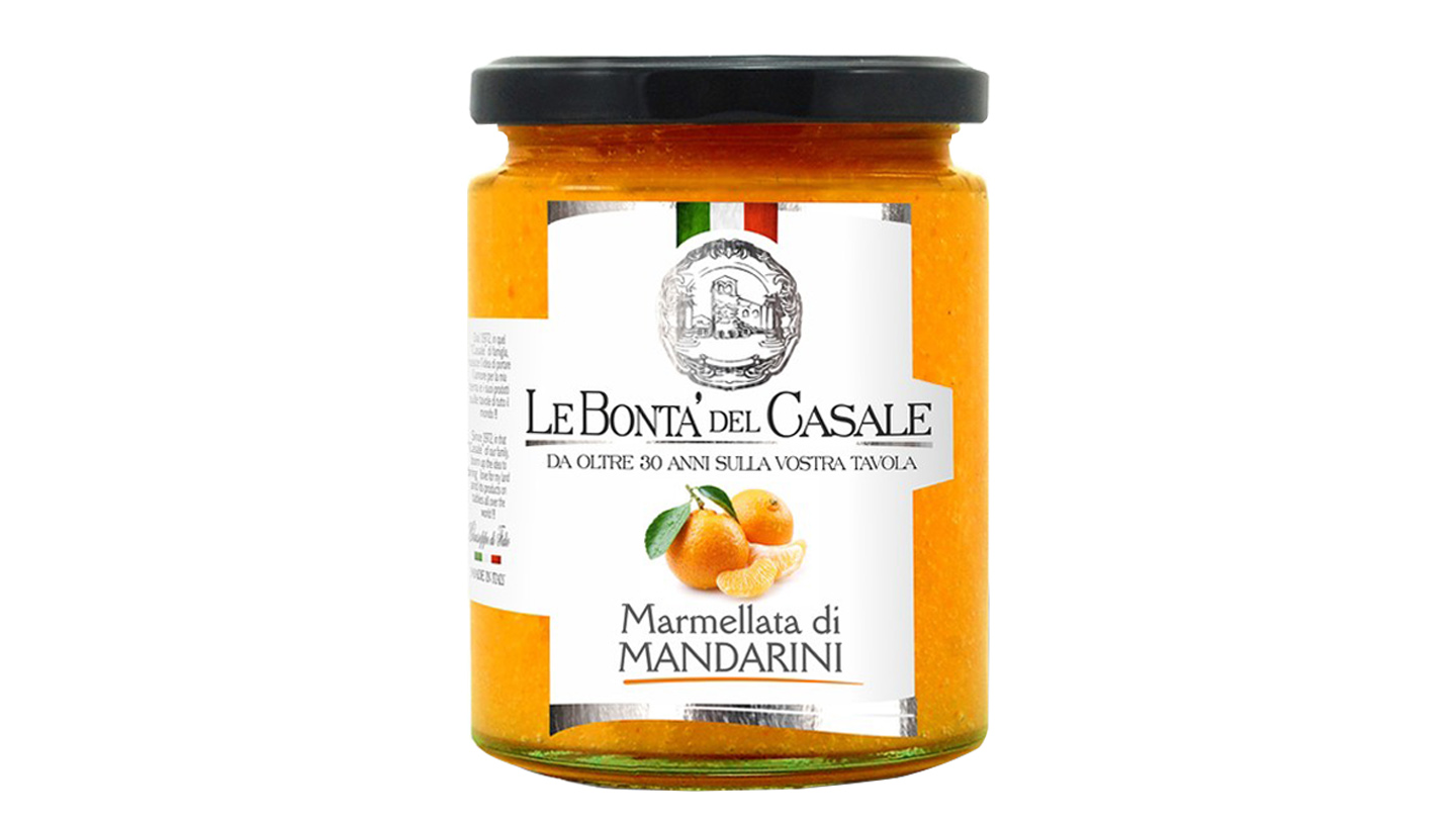 Джем-мармелад из мандаринов Le Bonta del Casale
Южные итальянцы едят мандариновый джем в любых ситуациях. На завтрак закусывают кофе сухариками с джемом, вечером едят с острыми сырами или горячим - получается оригинально и экстравагантно. Попробуйте аромат и вкус свежего манадарина, вам понравится!
Удивительно вкусная сладость приготовлена из свежих итальянских мандаринов с кожурой и сохраняет все вкусовые и полезные свойства. Для приготовления используются мякоть и цедра, от чего консистенция получается плотная однородная, без комочков и кусочков.
Упаковка емкостью 314 мл.
Произведено в Италии.