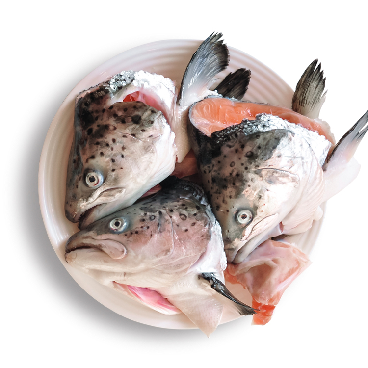 Голова норвежской семги суп - набор
Голова красной рыбы считается лучшим ингредиентом для ухи. Суп получается не только наваристым и душистым, но и полезным из за содержащихся в голове рыбы жиров Омега-3. Единственная просьба - перед приготовлением удалите жабры.
Замороженные головы семги упаковываются в вакуумный пакет по 3 штуку, общим весом 2 килограмма. Перед употреблением необходимо разморозить под проточной холодной водой, желательно прямо в пакете.
Упаковка весом 2 кг
