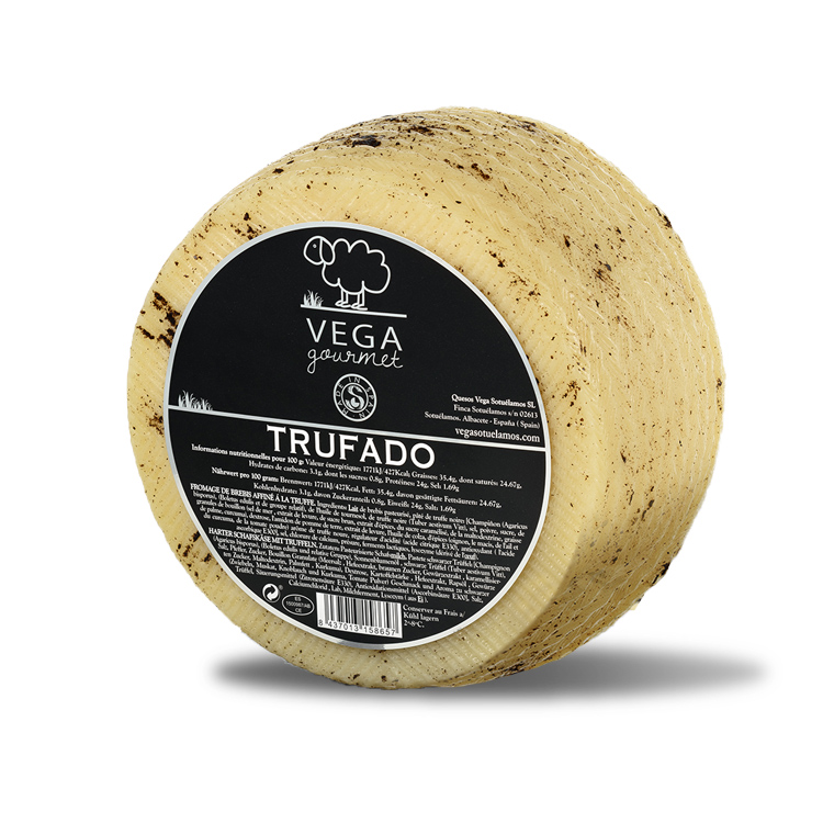Сыр Манчего с Трюфелем выдержанный круг весом 3,4 кг
Manchego with Truffle традиционно производится в регионе Ла-Манча в Испании, где кстати говоря, проживал достопочтенный Дон Кихот. Это один из самых популярных премиальных испанских сыров, подпадающих под правила PDO (только местное производство). Манчего с трюфелями, как и многие традиционные манчего, обычно изготовлен из сырого овечьего молока с добалениеи натуральных итальянских черных трюфлей. Это прекрасная комбинация классического орехового манчего с декадентским, слегка острым вкусом черного трюфеля имеет выдержку не менее 6 месяцев.
Манчего идеален для сырной тарелки и как отдельный сыр, нарезанный слайсами для бутерброда.
Заводская упаковка содержит 3 килограмм 400 грамм сыра.
Произведено в Испании
