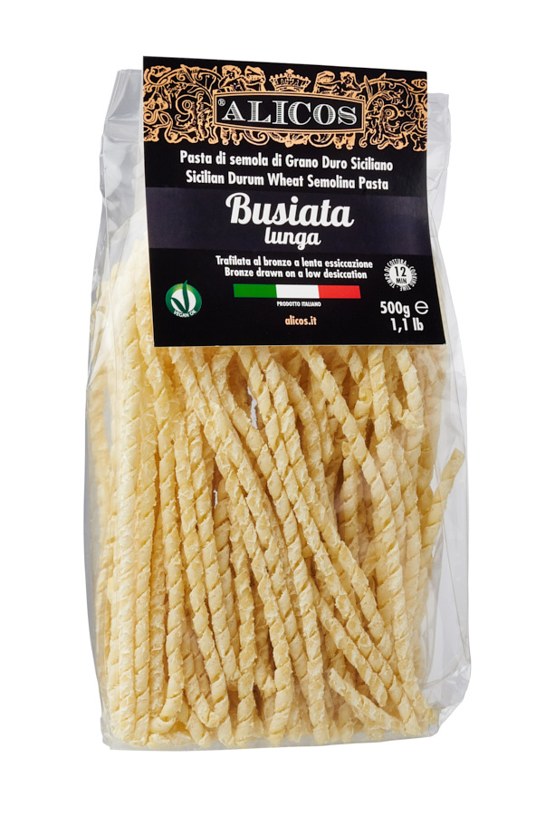 Паста Бузиата длинная из пшеницы твердых сортов упаковка 500 грамм
Это вид пасты, которая производится из высококачественной пшеницы твердых сортов, имеет уникальную форму, напоминающую спираль, которая помогает удерживать соус и придает блюду особый вид.
Бузиата имеет более плотную текстуру и более насыщенный вкус, чем обычная спагетти или макароны. Она содержит более высокое количество белка, клетчатки и других питательных веществ, чем обычные виды пасты. Эта паста производится в Италии, используются только высококачественные ингредиенты. Она не содержит искусственных консервантов, красителей или ароматизаторов, что делает ее более натуральной и здоровой.
Паста Бузиата длинная отлично сочетается со многими видами соусов, в том числе соусами на основе томатов, соусов на основе каперсов, сливочными соусами, соусами на основе оливкового масла, соусами на основе сыра и другими. Она также может быть использована для приготовления салатов и других блюд.
Паста упакована в удобный пакет весом 500 грамм, что делает ее легкой в использовании и хранении. Пакет содержит достаточное количество пасты для приготовления блюд на большую семью.
Изготовлено в Италии.
Упаковка 500 грамм.