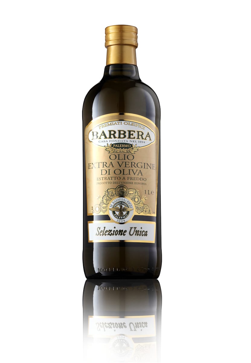 Масло Оливковое BARBERA Selezione Unica
Масло первого холодного отжима Selezione Unica изготволено из специально подобранного набора оливок для получения смеси с низкой кислотностью и ароматом. На этом масле идеально готовить, но производитель рекомендует не перегревать его в процессе жарки.
Хороший баланс сладости фруктов и травяного вкуса делают это масло нежным, с тонким проникновенным ароматом.
Оливки для масла Selezione Unica выращиваются на склонах гор средиземноморского региона Сицилии, урожай собирается вручную и измельчается в течении 24 часов после сбора. Для фильтрации используются натуральные фильтры.
Оливковое масло ярко зеленого цвета, подходит для изготовления соусов и любых горячих блюд.
Упаковка емкостью 1 литр.
АРОМАТ: Легкий, свежий и стойкий.
ВКУС: Фруктовый, сладковатый с легким миндальным послевкусием.
Ярко-зеленого цвета с золотисто-желтыми отблесками.