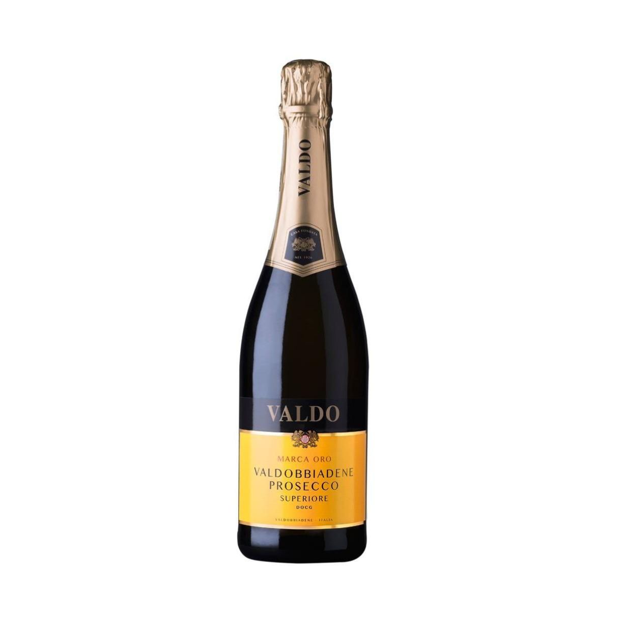 Вино Valdo Marca Oro Valdobbiadene Prosecco DOCG Extra dry

Вино Valdo Marca Oro Valdobbiadene Prosecco представляет собой изысканный итальянский винный напиток, произведенный из лимонного витиса. Это вино превосходит собственными цветочными, фруктовыми и минеральными ароматами, завораживающими виноградными нотами и нежным пенным вкусом. Идеальный выбор для любителей сухого вина, Valdo Marca Oro Valdobbiadene Prosecco &ndash; это вино высшей плеяды, позволяющее ощутить настоящий вкус Италии. Уникальное качество и богатое наследие виноделия заставляют ценить каждый глоток этого великолепного вина.

Особенности товара:


	Производится в итальянском регионе Венето
	Производится из конкретного сорта винограда - Глера витис
	Вино тщательно выдерживается в течение нескольких месяцев
	Богатый, сложный вкус с фруктовыми нотами
	Элегантная упаковка объемом 750 мл


Рекомендации по применению:


	Идеально подходит для ужина в спокойной обстановке
	Отлично сочетается с блюдами из морепродуктов
	Прекрасно дополняет легкий салат или тапасы
	Служить охлажденным (8-10&deg; C)


Условия хранения товара:


	Хранить в прохладном и темном месте
	Избегать прямых солнечных лучей и высоких температур
	Желательно хранить в вертикальном положении
	После открытия бутылки, хранить в холодильнике и потребить в течение 1-2 дней