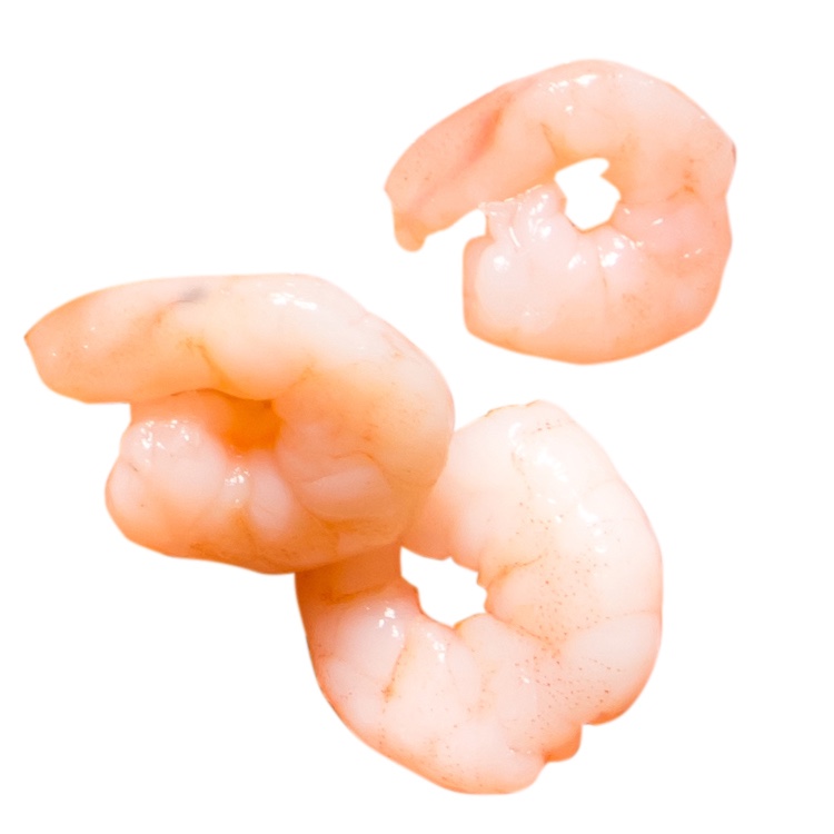 Королевские креветки - это морские ракообразные, которые могут использоваться в различных блюдах. Бланшированные креветки - это креветки, которые в процессе изготовления уже были подвергнуты кратковременной варке в подсоленной воде. Они продаются замороженными, так как это позволяет сохранить свежесть и качество продукта.

Предлагаемые креветки размера 41/50 подходят для приготовления любых блюд - от салатов и закусок до супов и горячих блюд. Они идеально сочетаются с другими морепродуктами, рыбой, овощами и специями. И не забывайте, что креветки - это еще и отличный источник белка, который поможет вам поддерживать здоровье и энергию на весь день.
 

Чтобы правильно приготовить Королевские креветки, следуйте этим рекомендациям:
 


	Размораживание: разморозьте креветки, оставив их в холодильнике на несколько часов или подержав их в холодной проточной воде 10 - 15 минут до полного размораживания.
	Приготовление: После размораживания креветок, можно использовать их для приготовления различных блюд, например, салатов, супов, пасты и других блюд с морепродуктами. Для приготовления креветок, их можно запекать, жарить на сковороде или использовать в качестве начинки. Если креветки уже бланшированы, то их можно добавлять в блюда без дополнительной обработки.
	Хранение: сохраняйте креветки в замороженном состоянии до момента приготовления. После размораживания не храните креветки более 1-2 дней в холодильнике.